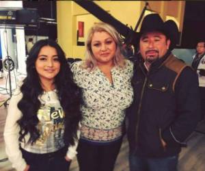 Rubí y sus padres hicieron una gira de medios por la república mexicana tras haberse viralizado. Foto: Instagram