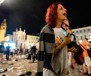 Juventus supporters evacuate Piazza San Carlo after a panic movement in the fanzone where thousands of Juventus fans were watching the UEFA Champions League Final football match between Juventus and Real Madrid on a giant screen, on June 3, 2017in Turin. / AFP PHOTO / MASSIMO PINCA