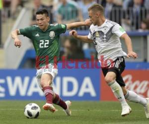 Hirving Lozano en una de las jugadas de acción de México ante Alemania. (AFP)