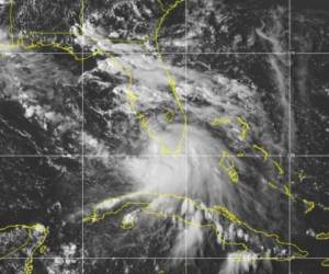 La imagen del sábado 12 de septiembre de 2020 proporcionada por la Oficina Nacional de Administración Oceánica y Atmosférica muestra la formación de la Tormenta Tropical Sally frente a las costas del sur de Florida. Foto AP