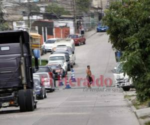 En las colonias con brote de coronavirus se han levantado cercos epidemiológicos y el cierre total de los bloques afectados. Foto Johny Magallanes| EL HERALDO