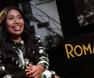 La actriz mexicana Yalitza Aparicio habla durante una entrevista con AFP en la Ciudad de México el 29 de enero de 2019. Aparicio, una mujer indígena mexicana, obtuvo una nominación a la mejor actriz por los Oscar por su papel en la película de Netflix, Roma. / AFP / RODRIGO ARANGUA.