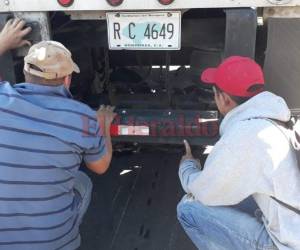 La moticicleta quedó entre las ruedas del pesado automotor en la carretera CA-5. (Foto: Alex Pérez/ El Heraldo)