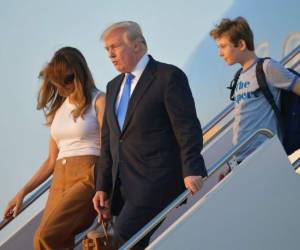 La primera dama dio a conocer la noticia el domingo vía Twitter después de llegar a la Casa Blanca con Trump y su hijo de 11 años, Barron. Foto AFP