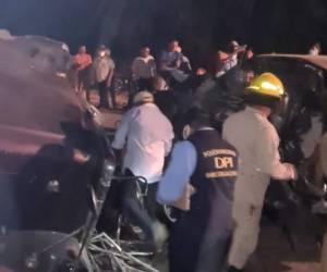 El Cuerpo de Bomberos de Honduras sacó los cadáveres del amasijo de hierro de uno de los vehículos.