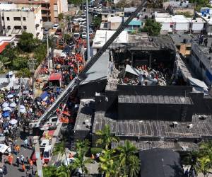 Familiares de las víctimas de la discoteca Jet Set, en Santo Domingo, cuyo techo se desplomó el pasado 8 de abril pasado causando la muerte de 236 personas y heridas a más de 180, clamaron ese lunes justicia, cuando debía comenzar la audiencia preliminar en contra de los hermanos Antonio y Maribel Espaillat, propietarios del centro nocturno, pero fue aplazada para marzo próximo.