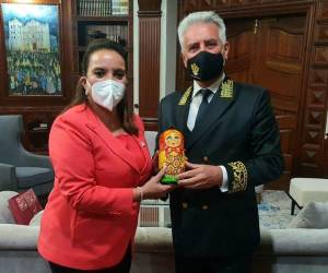 La presidenta Castro se reunió en Casa de Gobierno con el embajador ruso en Nicaragua Alexander Khokholikov, quien le entregó una Matrioshka.