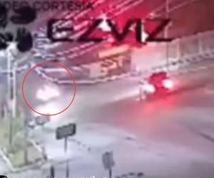 En horas de la madrugada de este Domingo de Resurrección se registró un accidente de tránsito en el que un joven perdió la vida en la intersección de la calle 8 bajo los semáforos de la Mata de Chata, en La Ceiba, en la zona norte del país. Aquí los detalles