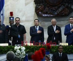 Momento en que Tomás Zambrano, Juan Orlando Hernández, Mauricio Oliva y Rolando Argueta entonan el Himno Nacional. Foto Emilio Flores| EL HERALDO