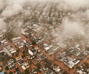 Las intensas lluvias que azotan el sur de Brasil han desencadenado una serie de inundaciones que han dejado muerte y destrucción en su paso.