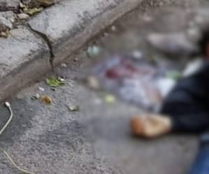 Un nuevo hallazgo de un cuerpo sin vida se registró en horas de la madrugada de este sábado, luego de que vecinos del barrio Perpetuo Socorro, en Comayagüela, reportaran el hecho en plena vía pública. Esto es lo que se sabe: