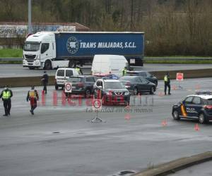 La policía española (azul) y la guardia civil (verde) niegan el acceso al territorio español a los vehículos en el contexto de las medidas tomadas por el estado español contra la propagación del covid 19. Foto: Agencia AFP.