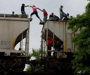 Muchos son los hondureños que intentan cruzar la frontera en 'La Bestia'.