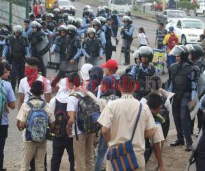 Estudiantes del Milla Selva y Técnico Honduras se tomaron la vía en la salida al oriente de la capital. Foto: Efraín Salgado/El Heraldo.