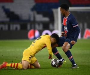 Barcelona's US defender Sergino Dest (L) fights for the ball with Paris Saint-Germain's French defender Abdou Diallo during the UEFA Champions League round of 16 second leg football match between Paris Saint-Germain (PSG) and FC Barcelona at the Parc des Princes stadium in Paris, on March 10, 2021. (Photo by FRANCK FIFE / AFP)