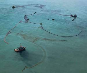 Fotografía difundida por la Marina de Guerra del Perú que revela signos de un derrame de petróleo frente a la costa de Callao, Perú. Foto: AFP