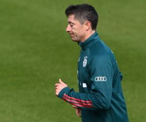 El delantero polaco del Bayern Múnich Robert Lewandowski practica durante una sesión de entrenamiento individual en el campo de entrenamiento del club Bayern Múnich en Múnich.