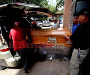 Momento en que el padre retira de la morgue judicial el cuerpo sin vida de su hijo de 20 años, quien fue víctima de la delincuencia.