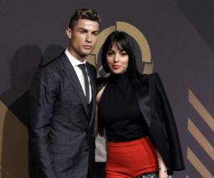 Pese a la presencia de la bella modelo, Georgina Rodríguez, CR7 no pudo conducir a Portugal a conquistar su boleto a cuartos, pues cayó a manos del implacable jugador uruguayo Edinson Cavani.