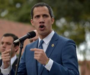 Juan Guaidó se autoproclamó presidente encargado de Venezuela con apoyo de Estados Unidos y otros países.