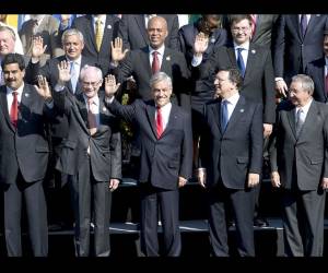 Latin American and European leaders pose to the official picture of the Community of Latin American and Caribbean States (CELAC)-European Union (EU) Summit, on January 26, 2013. AFP PHOTO / MARTIN BERNETTI