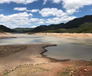 El nivel de agua en la represa La Concepción es muy bajo. Las expectativas para que rebose durante este año no son optimistas. Foto:Jimmy Argueta / EL HERALDO.