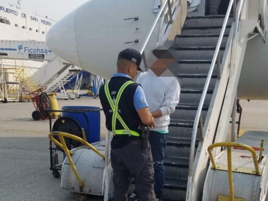 El hombre fue capturado cuando bajaba del avión en el aeropuerto Ramón Villeda Morales de San Pedro Sula.