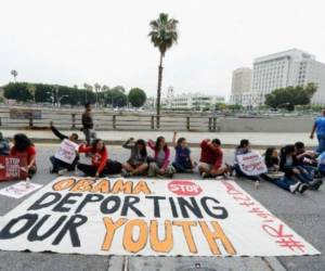 Al menos 750,000 jóvenes son beneficiarios de un programa de alivio migratorio que aprobó Obama en el 2012. Foto: AFP