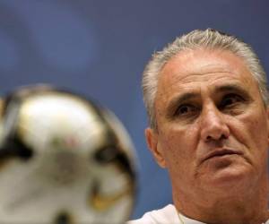 El técnico de Brasil Tite durante una rueda de prensa en el estadio Maracaná en Río de Janeiro, el sábado 6 de julio de 2019. Brasil enfrentará a Perú en la final de la Copa América el domingo. (AP Foto/Leo Correa)
