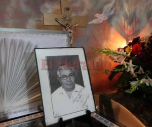 Sobre el féretro de Castelar yace una foto que dedicó a su hija mayor Ana. (Foto: El Heraldo Honduras/ Noticias Honduras hoy)