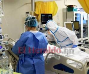 Los médicos continúan expuestos al combatir la pandemia desde la primera línea. Foto: EL HERALDO