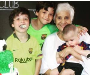 German Ponce, hijo de la pastora Ninoska de Ponce, compartió en Instagram esta foto con su abuela, Anabella Sánchez, tras confirmarse la muerte. Foto: Instagram @gponce10.