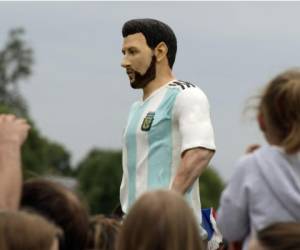 Los vecinos de Bronnitsy, el pequeño pueblo donde la selección argentina se hospeda durante su participación en el Mundial de Rusia, honraron este domingo a Leo Messi. Foto AFP