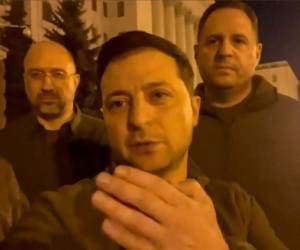 Esta captura de pantalla tomada de un video disponible en la cuenta de Facebook del presidente de Ucrania, Volodymyr Zelensky, se muestra a sí mismo hablando frente a las cámaras.