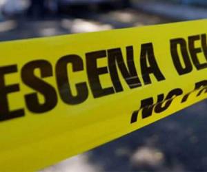 El hombre fue encontrado tendido en una solitaria calle del sector, sin signos vitales y con varias heridas de arma blanca, tipo machete, en su cuerpo.