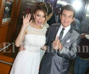 Iroshka salió del hotel capitalino agarrada de la mano de su esposo Salvador Nasralla.