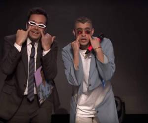 Bad Bunny le enseñó su famosa señal a Jimmy Fallon.