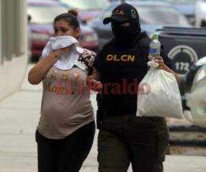 Ilsa Rebeca Cruz cuando era escoltada por un agente de la DLCN. Fue remitida a prisión.