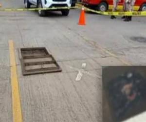 El Cuerpo de Bomberos de Juticalpa sacó a los fetos de la alcantarilla donde fueron dejados.