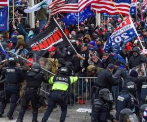 “Estados Unidos es un país de ley, no de caos”, dijo Biden antes de saludar a “un notable grupo de ciudadanos estadounidenses”.