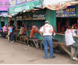 Cientos de capitalinos llegan a las casetas de Comayagüela para saciar su hambre. Los platos de comida van de 10 a 20 lempiras, dependiendo los complementos que el cliente quiera agregar. Foto: Eduard Rodríguez/EL HERALDO.