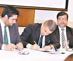 Los funcionarios del RNP y un ejecutivo de Oracle al momento de firmar el contrato.