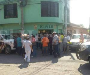 Decenas de personas llegan a la escena donde se encontraba el cadáver de Pedro Antonio Hernández. Fotos: EL HERALDO