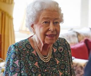 La salud de la reina Isabel ha mantenido a muchos en constante alerta, pues se le ha visto más delgada y con problemas para moverse.