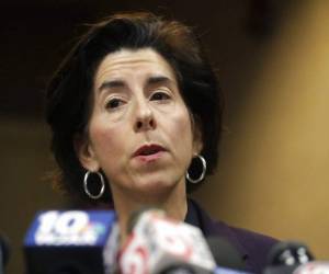 En esta fotografía de archivo del 1 de marzo de 2020, la gobernadora de Rhode Island, Gina Raimondo, habla en una conferencia de prensa en Providence, Rhode Island. Foto: AP.