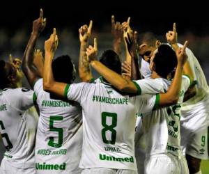 Los jugadores de Chapecoense celebran el gol ante Maracaibo.