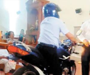 El motorizado entró hasta el presbiterio amenazando y gritando, pero nunca se quitó el casco. Foto Captura de vídeo