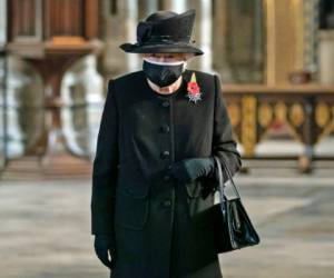 La reina Isabel II de Inglaterra asiste a una ceremonia para conmemorar el centenario del entierro del Soldado Desconocido, en la Abadía de Westminster, Londres, el miércoles 4 de noviembre de 2020. La reina Isabel II llevó una mascarilla en público por primera vez durante la pandemia del coronavirus.
