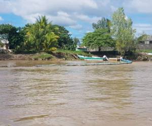 Las playas de Omoa continúan atestadas de basura y el avance de limpieza no se ve todavía.