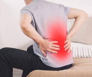 Cuando los síntomas aparecen incluyen dolor en un costado del cuerpo o la espalda Foto: Mejorconsalud.com
